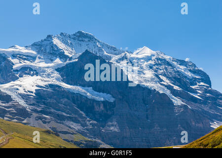 Blick auf die berühmten Gipfel der Schweizer Alpen Jungfrau im Berner Oberland in der Schweiz. Es ist eines der wichtigsten Gipfel der Berner Stockfoto