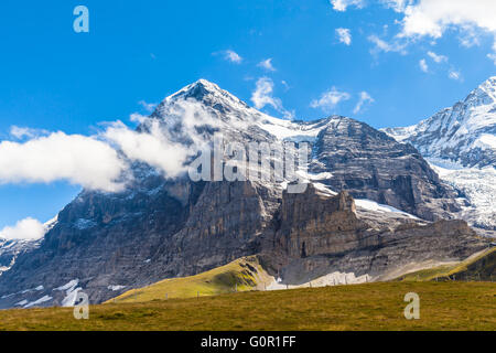 Atemberaubende Aussicht auf die berühmte Eiger-Nordwand und Eigergletscher an einem Sommertag, Schweizer Alpen im Berner Oberland Schweiz Stockfoto