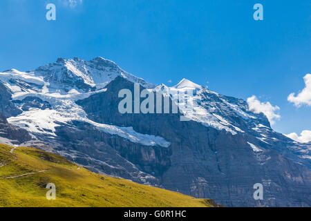 Blick auf die berühmten Gipfel der Schweizer Alpen Jungfrau im Berner Oberland in der Schweiz. Es ist eines der wichtigsten Gipfel der Berner Stockfoto