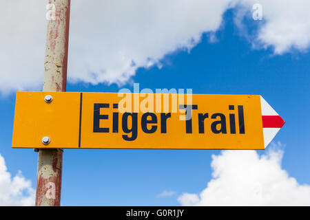 Beitrag der Schweizer Alpen auf dem Wanderweg unter den Füßen der berühmten Eiger-Nordwand (Eiger Trail), mit blauem Himmel zu unterzeichnen ein Stockfoto