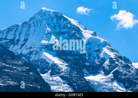 Blick auf die berühmten Gipfel Monch der Schweizer Alpen im Berner Oberland in der Schweiz in der Nähe. Es ist eines der wichtigsten Gipfel der B Stockfoto