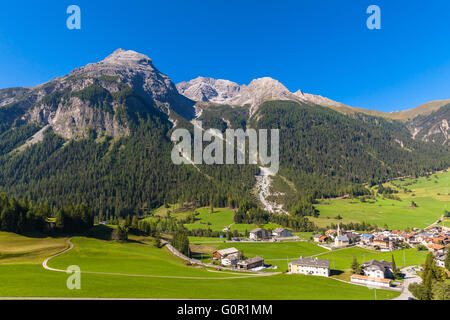 Schöne Aussicht auf das Städtchen Bergün und die Alpen auch Piz Ela aus Sightseeing mit dem Bernina Express im Sommer, kann Stockfoto