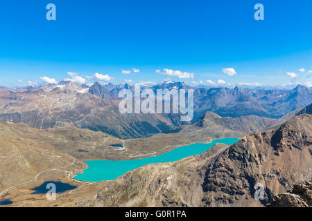 Luftaufnahme des Bianco-See von Diavolezza und den Alpen im Engadin Gebiet, Kanton Graubünden, Schweiz. Stockfoto