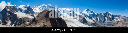 Atemberaubende Aussicht auf die Bernina Massiv einschließlich Piz Palu, Piz Bellavista, Piz Bernina, Piz Morterasch und Morteratsch-Gletscher her Stockfoto