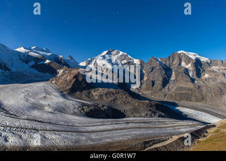 Nachtansicht des massiven Bernina und Morteratsch-Gletscher auf das Berghaus Diavolezza, Engadin Gebiet der Schweiz. Stockfoto