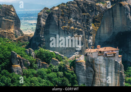 Meteora, Griechenland. Berglandschaft mit Meteora Felsen und Roussanou Kloster Stockfoto