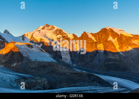 Blick auf die Schweizer Alpen einschließlich Piz Bernina und den Gletscher von der Diavolezza in der Morgensonne zu schließen. Es ist die die Zwe Stockfoto