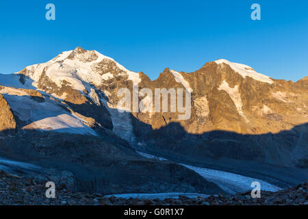 Atemberaubende Aussicht auf die Schweizer Alpen einschließlich Piz Bernina und den Gletscher von der Diavolezza in der Morgensonne. Es ist die die h Stockfoto