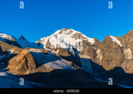 Atemberaubende Aussicht auf die Schweizer Alpen einschließlich Piz Bernina und den Gletscher von der Diavolezza in der Morgensonne. Es ist die höchste Stockfoto