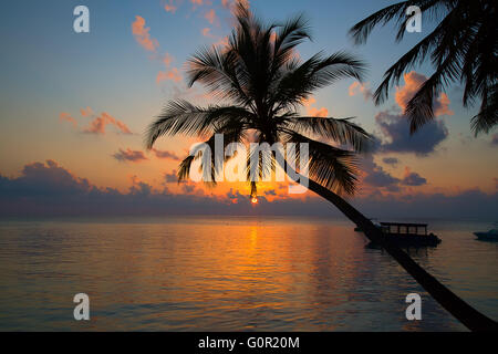 Sonnenuntergang über dem Meer auf den Malediven Stockfoto