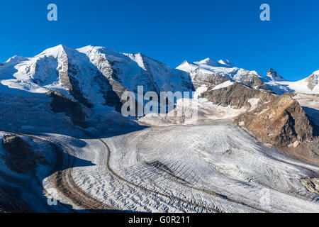 Atemberaubende Aussicht auf die Bernina Massiv einschließlich Piz Palu, Piz Bellavista, Piz Bernina und Morteratsch-Gletscher auf dem Berg hou Stockfoto