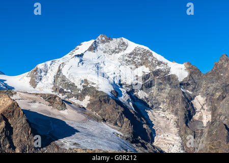 Nahaufnahme des Piz Bernina von der Diavolezza an einem sonnigen Tag. Es ist das der höchste Berg der Ostalpen und im Swiss C Stockfoto