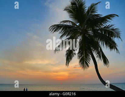 Paar am Strand bei Sonnenuntergang Stockfoto