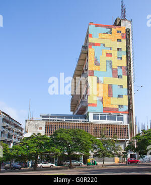 MAPUTO, Mosambik - APRIL 29: Schlecht gepflegt Kolonialbauten in Maputo, Mosambik am 29. April 2012. Mosambik versucht Stockfoto