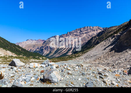 Schöne Aussicht auf er Livigno-Alpen von den Schweizer Alpen, darunter Piz Albris im Tal am Ende des Morteratsch-Gletschers, Kanton Stockfoto