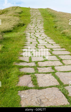 Stein gepflasterten Pfad oder Pfad auf einem Hügel in der Landschaft. In der Nähe der Oberseite der Mam Tor, Derbyshire, Peak District National Park, England, Großbritannien Stockfoto