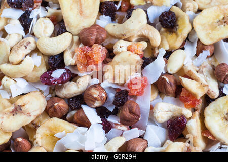 Makro-Ansicht von verschiedenen getrockneten Früchten und Nüssen Stockfoto