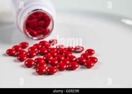 Roten Pillen aus der Flasche Stockfoto