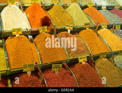 Gewürze und Tees über den ägyptischen Markt in Istanbul Stockfoto