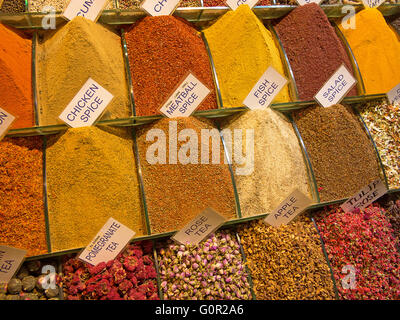 Gewürze und Tees über den ägyptischen Markt in Istanbul Stockfoto