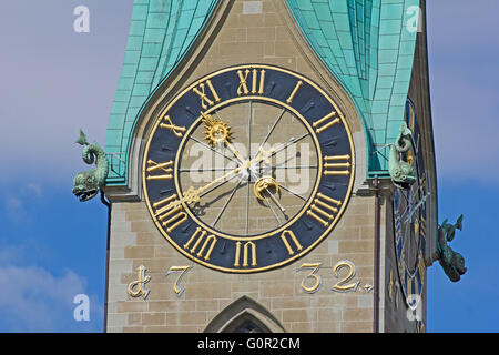Uhr auf die Kathedrale St. Peter in Zürich, Schweiz, größte mechanische Uhr Europas. Stockfoto