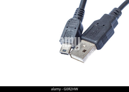 Nahaufnahme von USB und Mini USB-Stecker in isolierten weißen Hintergrund Stockfoto