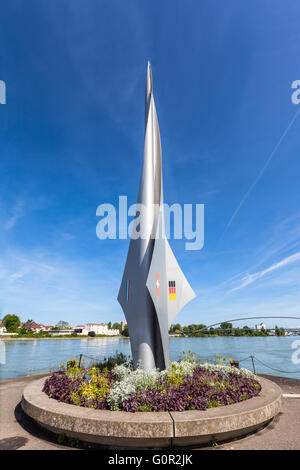 Die Statue zeigt die Grenze der Schweiz, Frankreich und Deutschland, in Basel (Dreilдndereck), auf der Flussseite des Rheins. Stockfoto