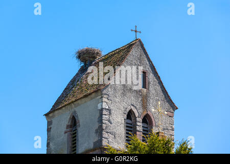 Nest der Storch auf Kapelle in Kaiseraugst auf der Flussseite des Rheins in der Schweiz. Stockfoto