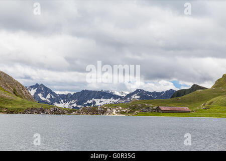 Blick auf Lago di Tom (See von Tom) im Piora-Tal und die Alpen des Kantons Tessin in der Schweiz Stockfoto