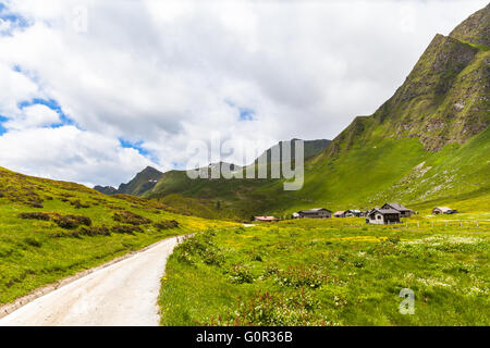 Schöne Aussicht auf dem Wanderweg, kleinen Dorf in den Schweizer Alpen, Kanton Tessin (Ticino), Schweiz Stockfoto