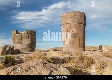 Sillustani Gräberfeld mit riesigen Chullpas zylindrischen Grabbeigaben Türmen errichtet durch eine Pre-Inka Menschen in der Nähe von Lake Umayo in Peru Stockfoto