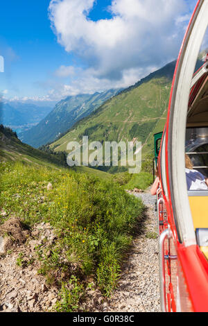 Schöne Aussicht auf die Alpen auf der Steam train in Richtung Brienzer Rothorn, im Berner Oberland, Schweiz. Stockfoto