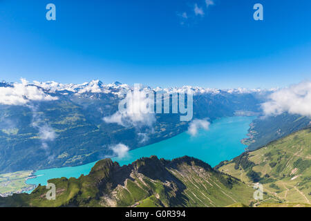 Luftaufnahme von der Brienzer See und die Alpen vom Brienzer Rothorn auf Berner Oberland in der Nähe der berühmten Tourismusregion Interlak Stockfoto