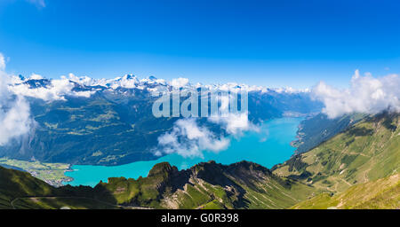 Luftaufnahme von der Brienzer See und die Alpen vom Brienzer Rothorn auf Berner Oberland in der Nähe der berühmten Tourismusregion Interlak Stockfoto