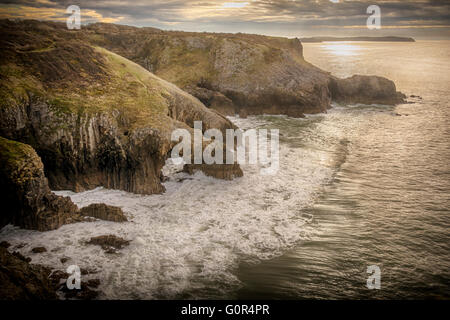 Kirche Türen rock Formation in Skrinkle Haven Bucht mit Surf waschen über die Felsen, Lydstep, Pembrokeshire, Wales, Europa Stockfoto