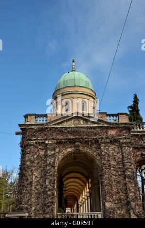 Eine Eingangshalle mit Reben und Kuppel der Mirogoj-Friedhof Park Zagreb Kroatien Stockfoto