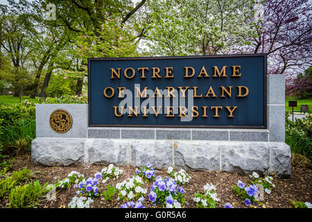 Melden Sie sich am Eingang zu Notre Dame Universität Maryland in Baltimore, Maryland. Stockfoto