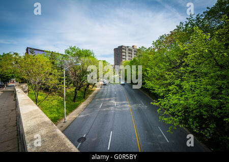 Blick auf die Howard Street von Mont-Royal Avenue in Midtown Baltimore, Maryland. Stockfoto