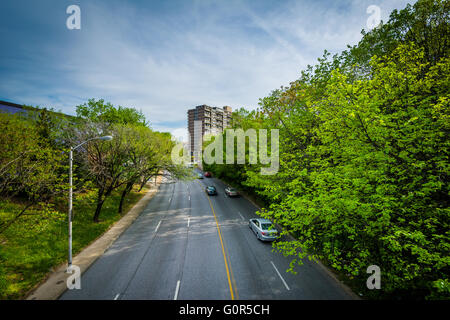 Blick auf die Howard Street von Mont-Royal Avenue in Midtown Baltimore, Maryland. Stockfoto