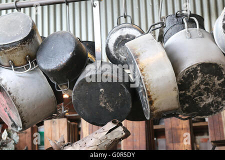 Altes Geschirr als Dekoration verwendet. Andres Carne de Res Restaurant, Bogota, Kolumbien. Stockfoto