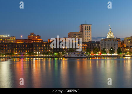 Die Lichter der River Street, City Hall und die Skyline spiegeln sich in Savannah River in der Dämmerung in Savannah, Georgia. Stockfoto