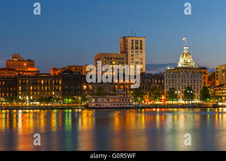 Die Lichter der River Street, City Hall und die Skyline spiegeln sich in Savannah River in der Dämmerung in Savannah, Georgia. Stockfoto