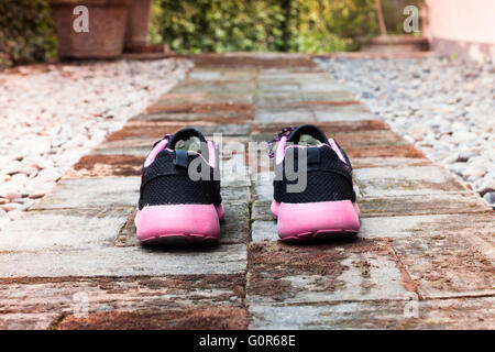 Laufschuhe im Hause Garten Fußweg, stock Foto Stockfoto