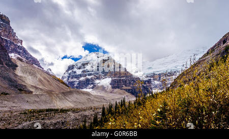 Mount Lefroy und den Hut gesehen vom Wanderweg in die Ebene von sechs Gletscher im Banff Nationalpark in den Kanadischen Rockies Stockfoto