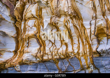 Australien, New South Wales, Central Coast, Bouddi Nationalpark, Maitland Bay, vertikale Schichten des sedimentären Sandstein an der Bouddi Stelle Stockfoto