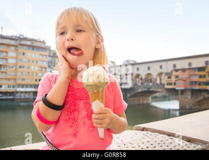 Familie entdecken Sie alte italienische Schätze in Florenz. Porträt des Kindes Essen ein Eis in der Nähe von Ponte Vecchio Stockfoto