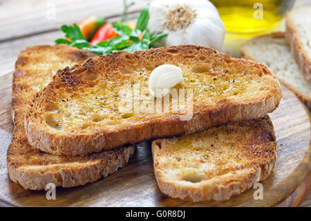 Traditionelle italienische Brushetta Brot mit Knoblauch und Olivenöl Stockfoto