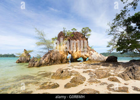 Große Felsen am Strand von Ao Kwai, Ko Phayam Island, Thailand Stockfoto