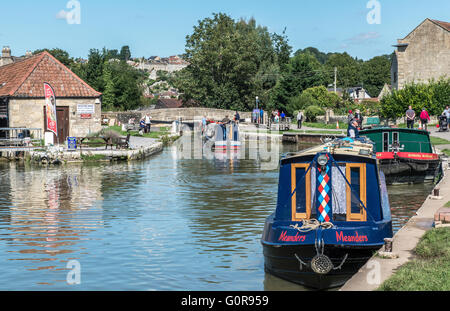 Bradford on Avon Wharf auf der Kennet und Avon Kanal in Wiltshire, England an einem sonnigen Tag im September mit narrowboats günstig Stockfoto