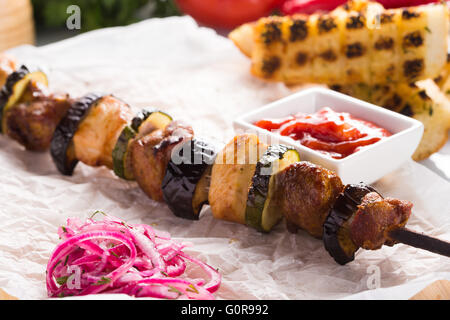 Schaschlik am Spieß mit Zwiebeln und Gemüse. Stockfoto